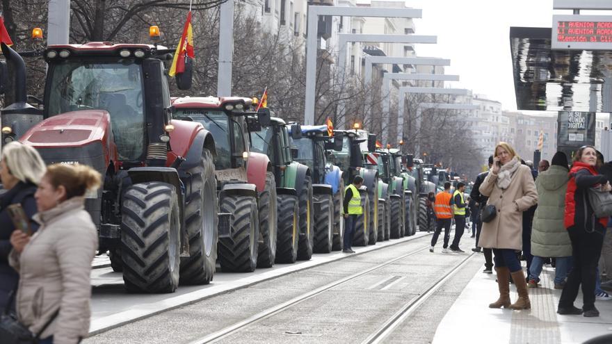 Una centena de tractores toman el paseo de Independencia de Zaragoza