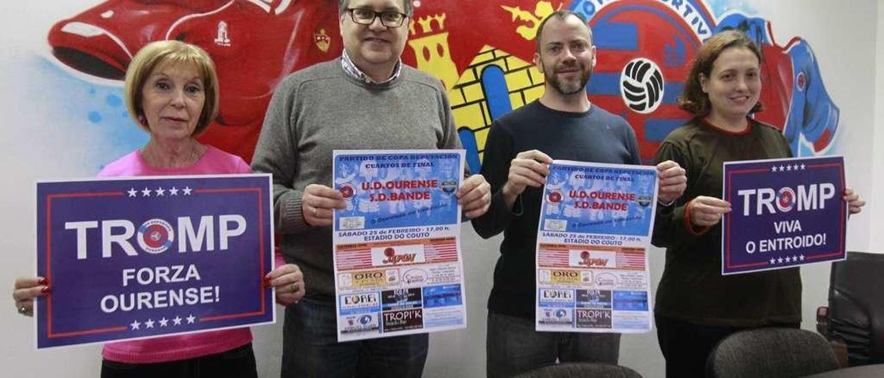 Directivos y voluntarias de la UD Ourense, ayer en O Couto, con el cartel promocional del partido de Copa Diputación. // Jesús Regal