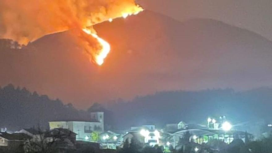 Alarma por un incendio en el Campo La Espina, en Illas