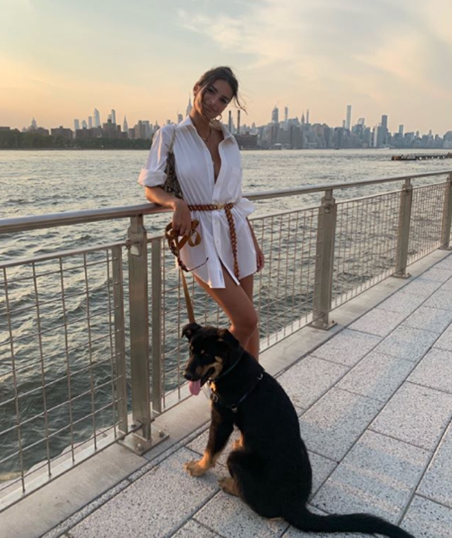 Emily Ratajkowski posa con su perro Colombo con una camisa blanca oversized convertida en un vestido de lo más original