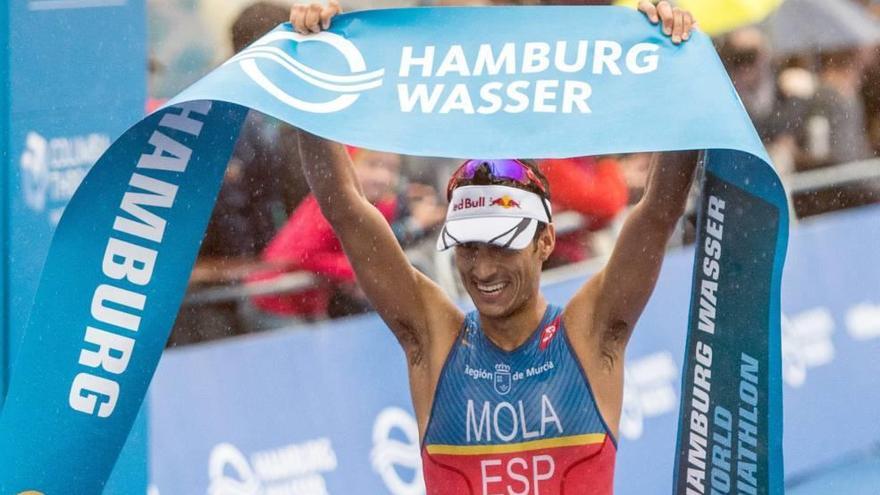 Mario Mola celebra su triunfo en Hamburgo el pasado sábado .