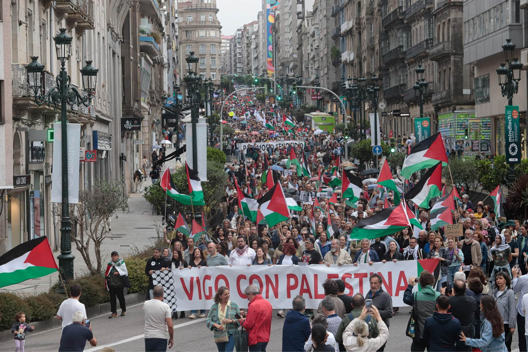Las imágenes de la multitudinaria manifestación en Vigo contra el «genocidio» de Israel sobre Palestina