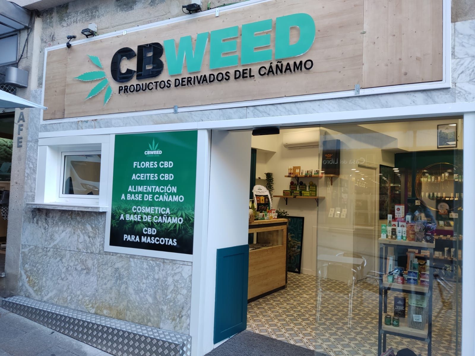 Esta nueva tienda de productos derivados del cáñamo ha abierto sus puertas este martes en el local que ocupaba antiguamente la Central de Espectáculos, en Vigo.