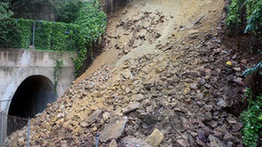 Suspendido el funicular de Montjuïc por un desprendimiento de tierras en vía