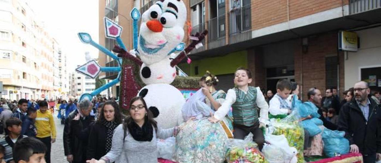 el color, los cuentos y las sonrisas fueron los protagonistas durante la multitudinaria Cabalgata del «Ninot Infantil» vivida ayer en Borriana, que congregó por las calles del municipio a cientos de falleros y enamorados de las Fallas.yLa Falla Don Bosco logró hacerse por segundo día con el premio a mejor carroza, en este caso emulando al cuento de la «Bella y la Bestia». f m.guardiola yLas películas de Disney no faltaron a su cita con la localidad de la Plana Baixa y, entre otros, se pudieron ver trabajos que hacían referencia a las películas «Frozen» y «Del Revés» f marc guardiola Los más pequeños disfrutaron de la jornada con divertidos y originales disfraces f m.guardiola  Nadie en el municipio quiso perderse el paso de las carrozas de las comisiones infantiles de las fallas que llenaron de colorido la tarde del domingo f m.guardiola