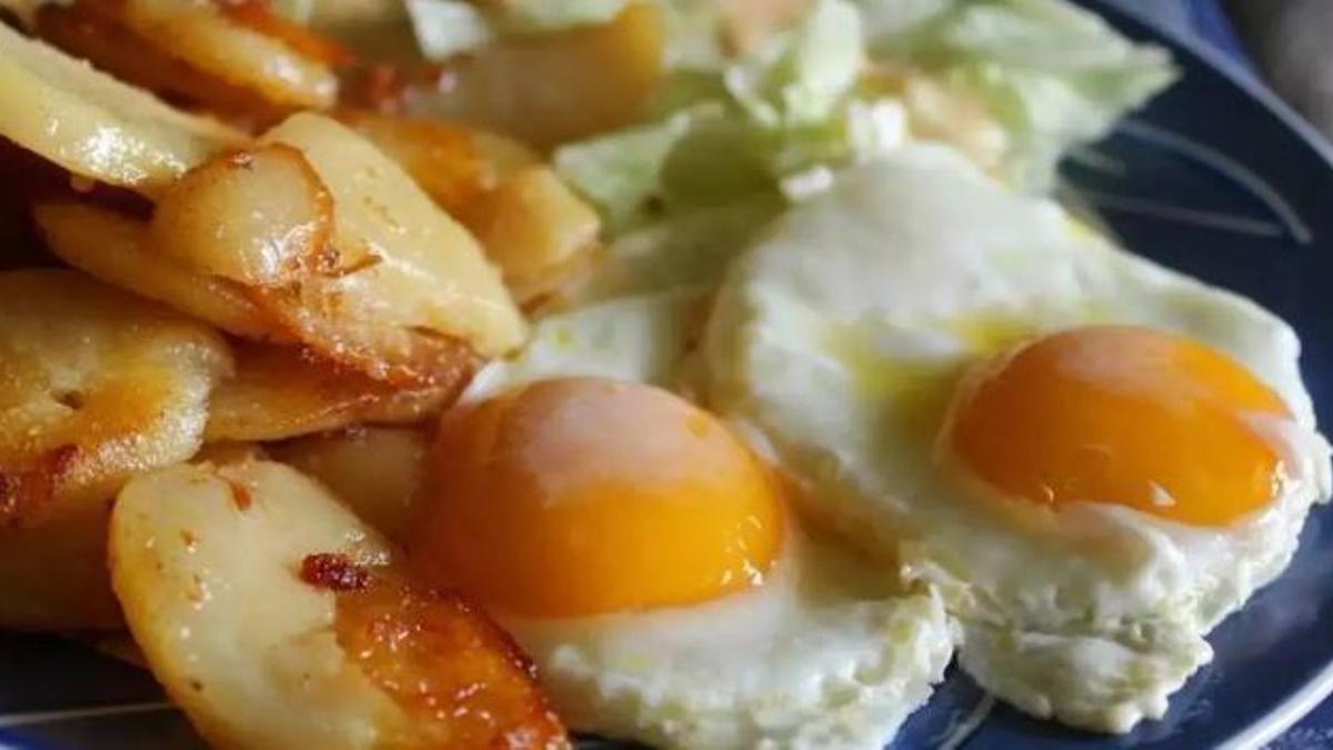 Cómo hacer huevos fritos sin sartén.