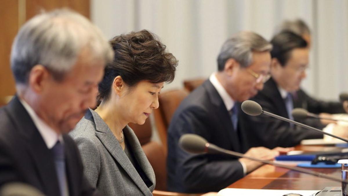 La presidenta surcoreana, Park Geun-hye, presidiendo una reunión en Seúl este lunes