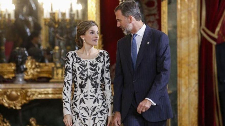 Felipe Varela acusado de plagiar el vestido de Letizia del 12 de octubre