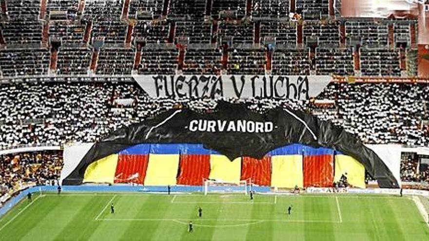 Espectacular tifo de la Curva