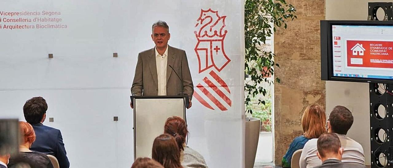 El vicepresidente Héctor Illueca, durante la presentación del nuevo registro, ayer.  | LEVANTE-EMV