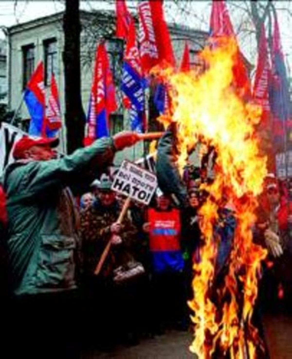 Protesta contra l’entrada d’Ucraïna a l’OTAN a Kíev, ahir. Protesta contra l’entrada d’Ucraïna a l’OTAN a Kíev, ahir.