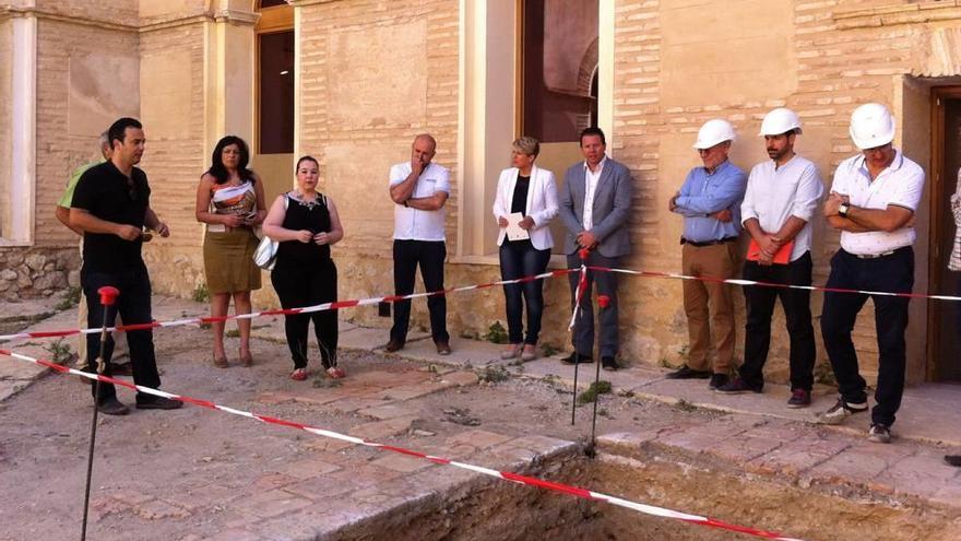 La consejera visitó ayer las obras del convento junto al alcalde.