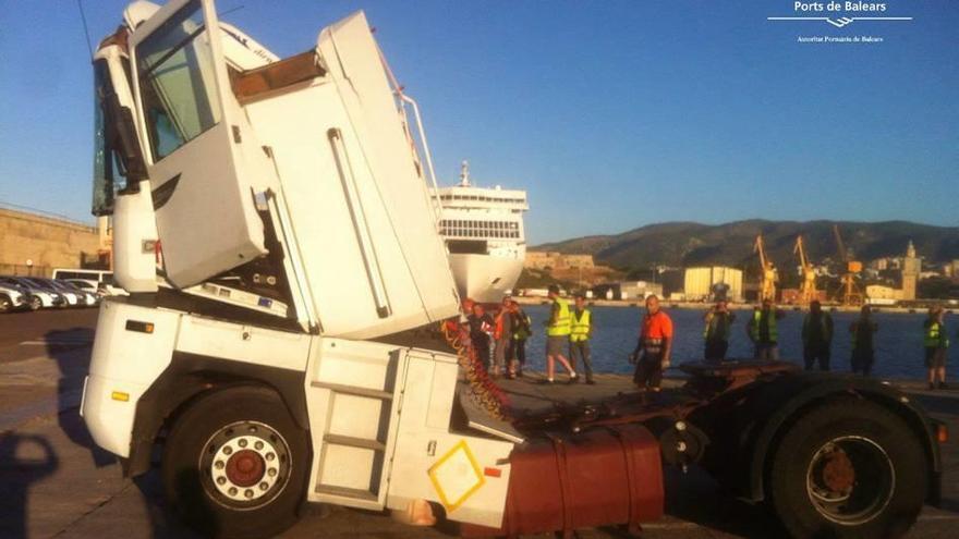 La cabina del camión quedó aplastada tras el impacto con la estructura del barco.
