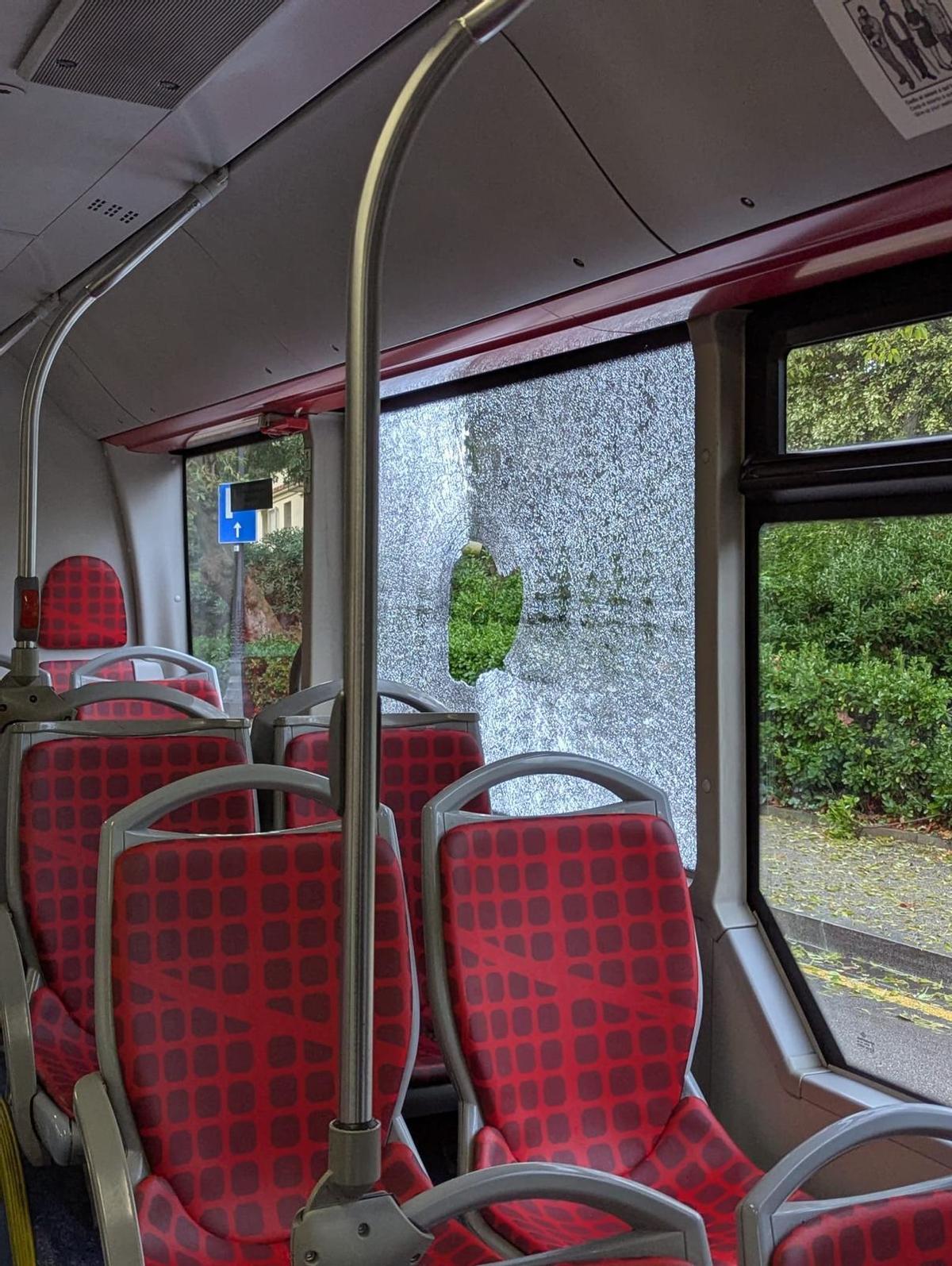 Imagen del autobús de TMB vandalizado