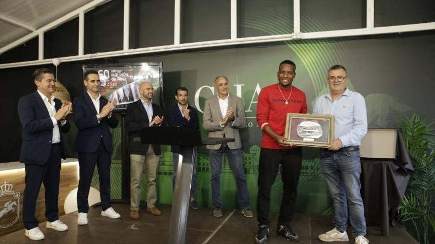Así fue la entrega de El Molinón de Plata a Otero, toque emotivo y un mensaje ambicioso: "Este año va a ser el bueno"