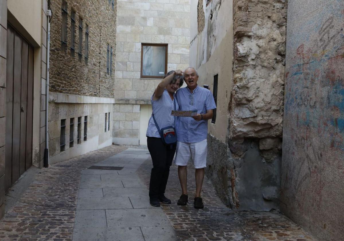 Dos turistas callejean por el Casco Histórico de Zamora. | Ana Burrieza