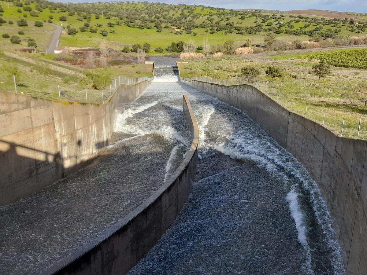 La presa de Villalba de los Barros aliviando agua este jueves por primera vez.