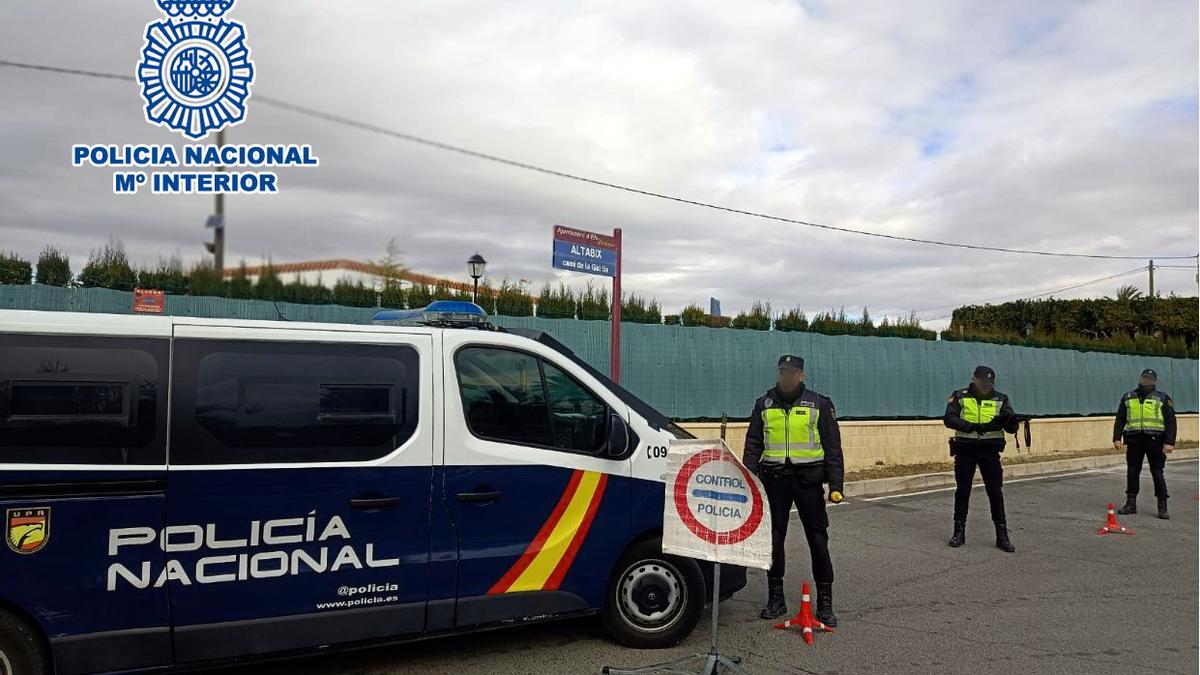 Uno de los controles de la Policía Nacional en las pedanías de Elche.