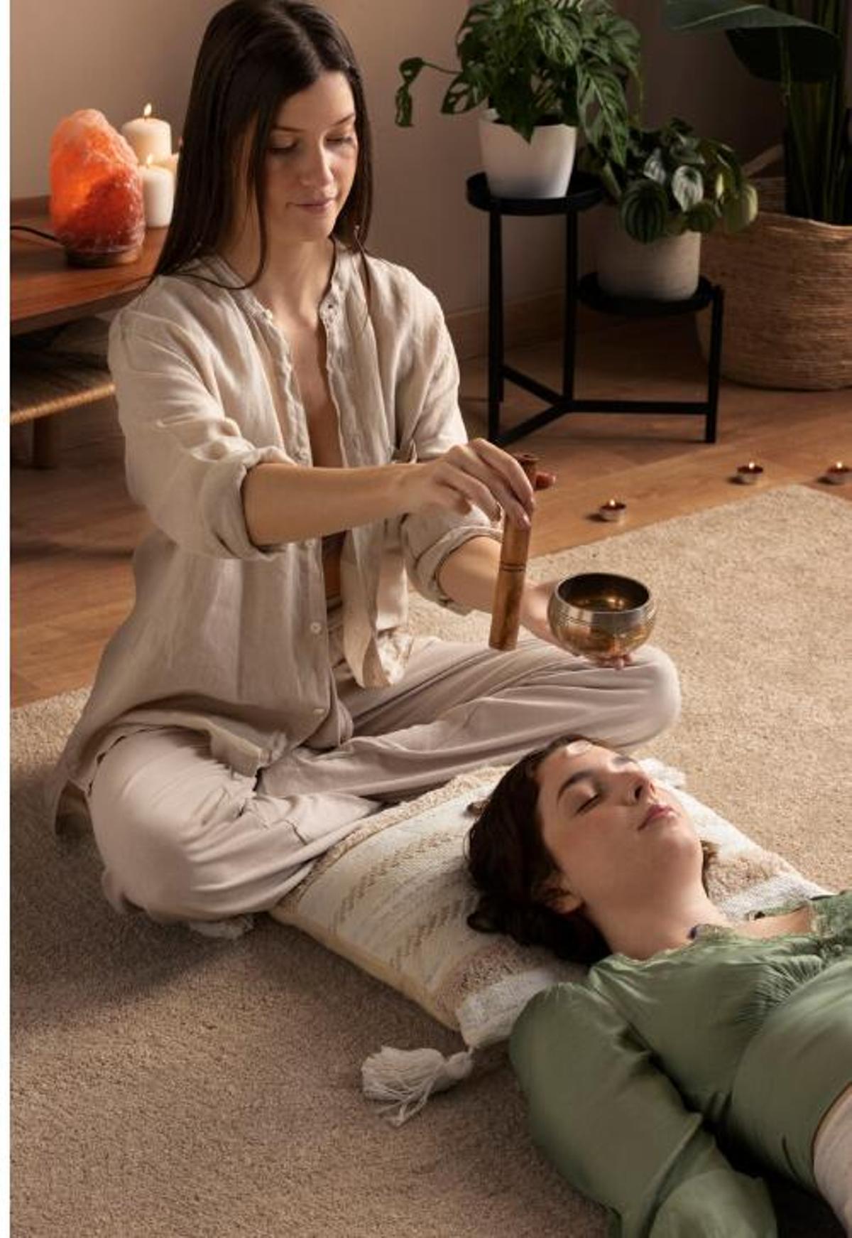 Fer sessions de banys de gong per calmar l'ansietat i l'estrès