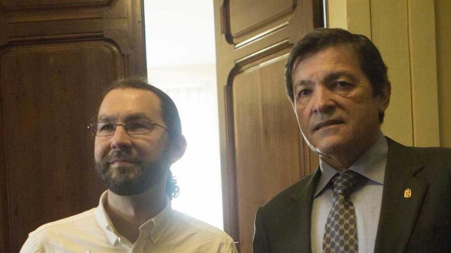 Por la izquierda, Emilio León y Javier Fernández, en la Junta.