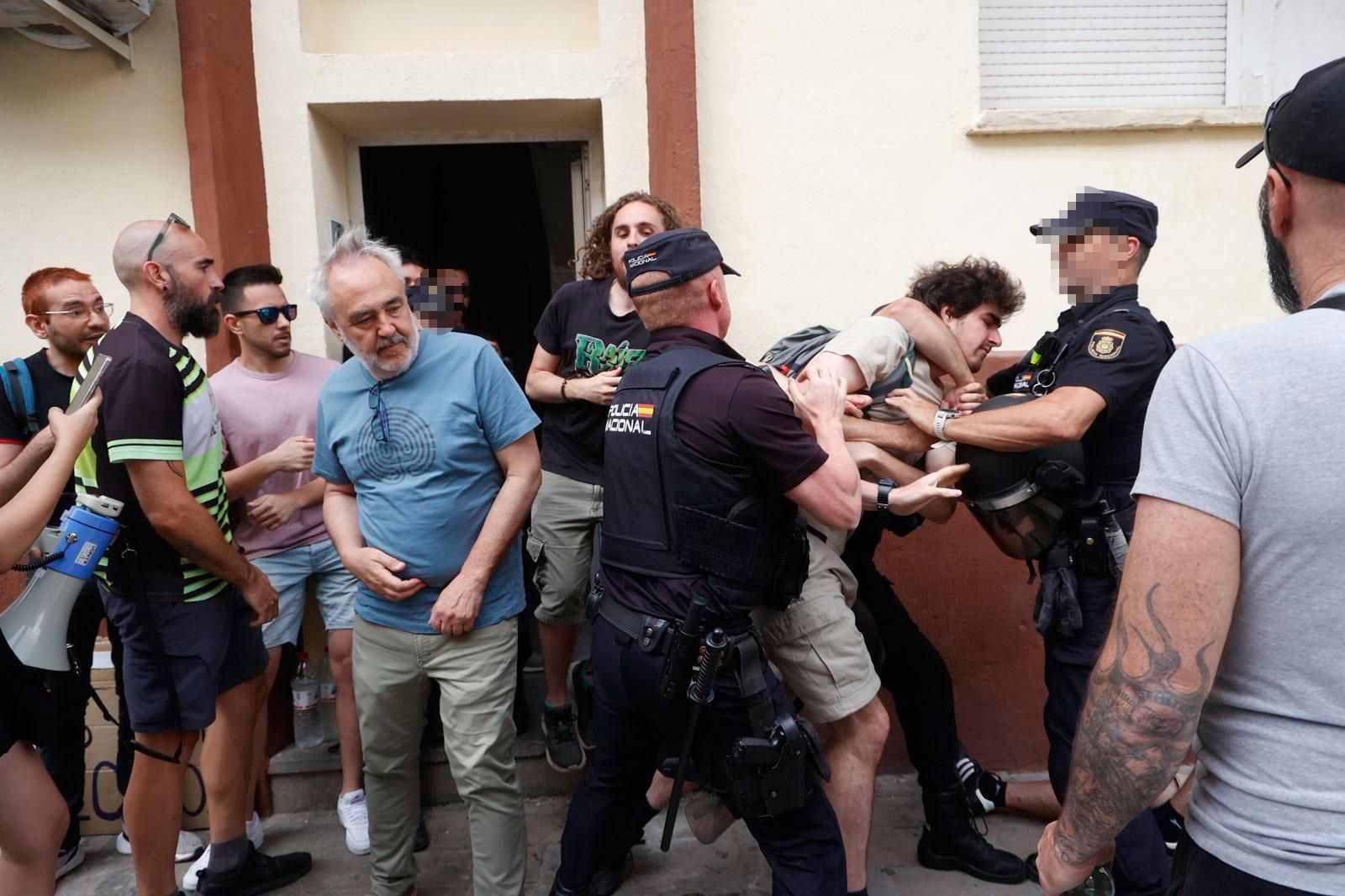 Desalojan a una familia con un hijo de cuatro años en Alicante