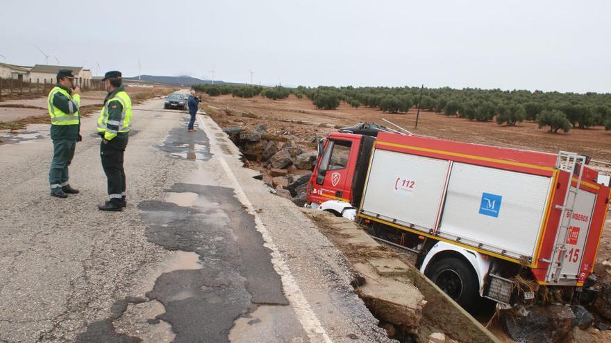 Bomberos y Guardia Civil trabajan, en 2018, tras las inundaciones.