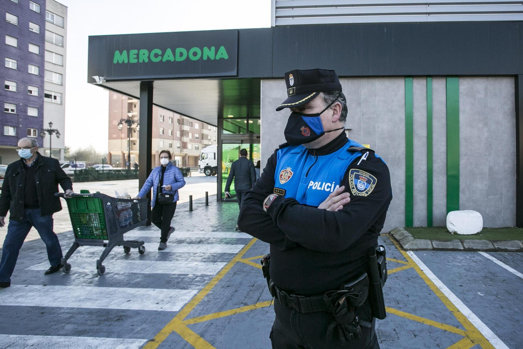 Controles policiales en los supermercados de Oviedo