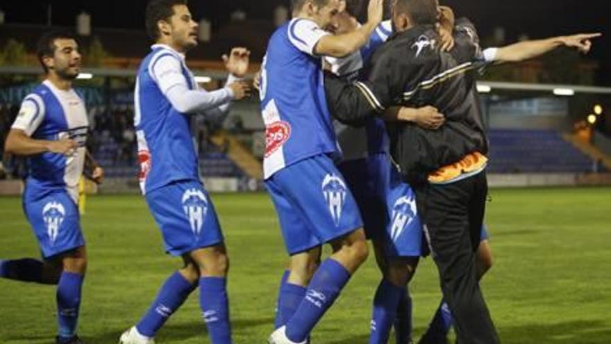 Los jugadores del Alcoyano celebran uno de los goles del partido contra el Prat, anoche.