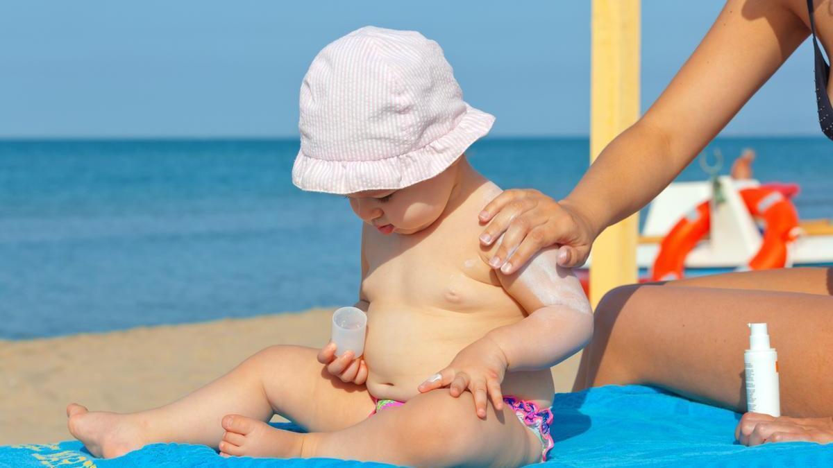 Los bebés son más vulnerables a los rayos del sol.