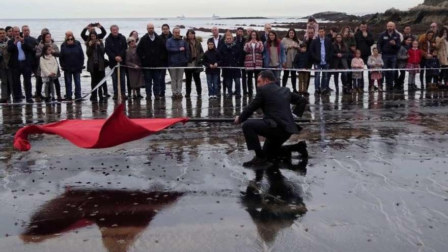 César Menéndez, realizando los giros de la bandera en el arenal gozoniego.