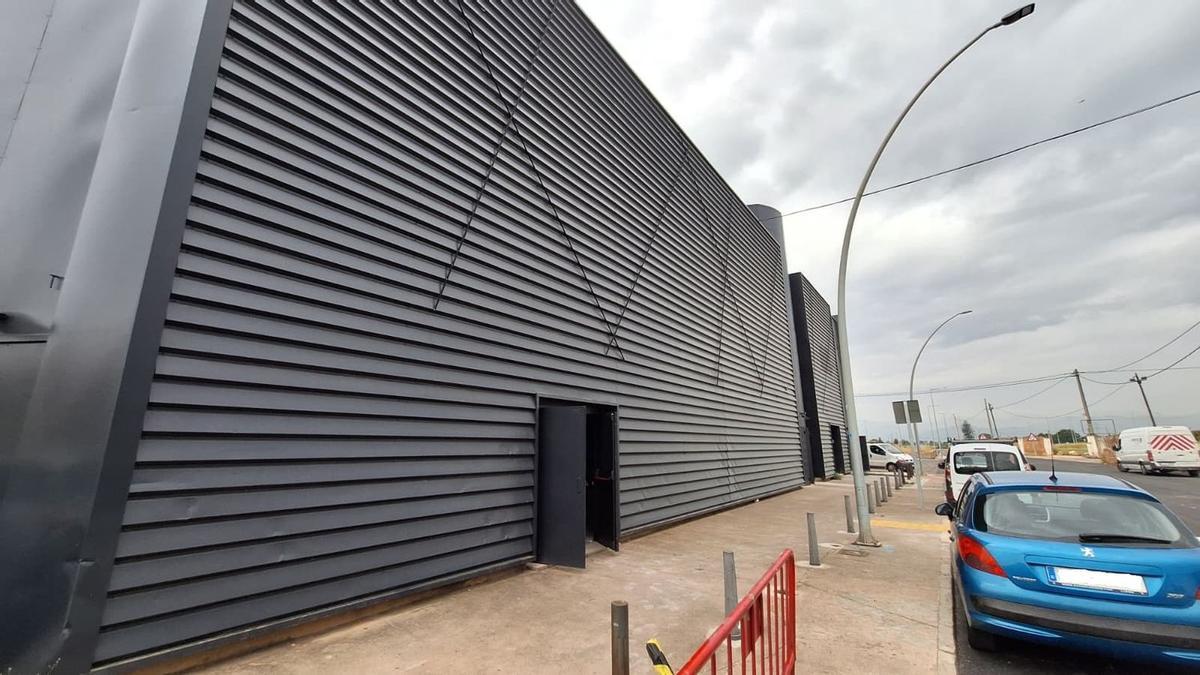 El pintado y cambio de color de la que discoteca que volverá a abrir sus puertas es una de las acciones que han llevado a cabo los nuevos propietarios.