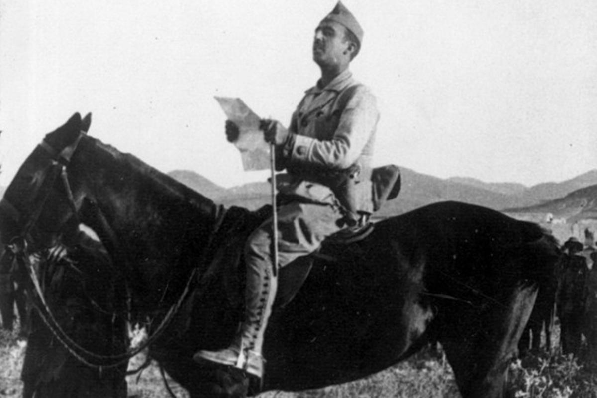 Franco a caballo en el campamento de Segangan.