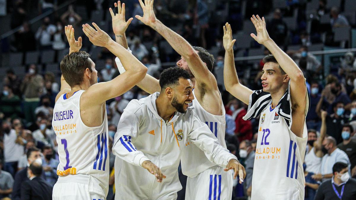 Jugadores del Real Madrid de baloncesto celebran su último triunfo.