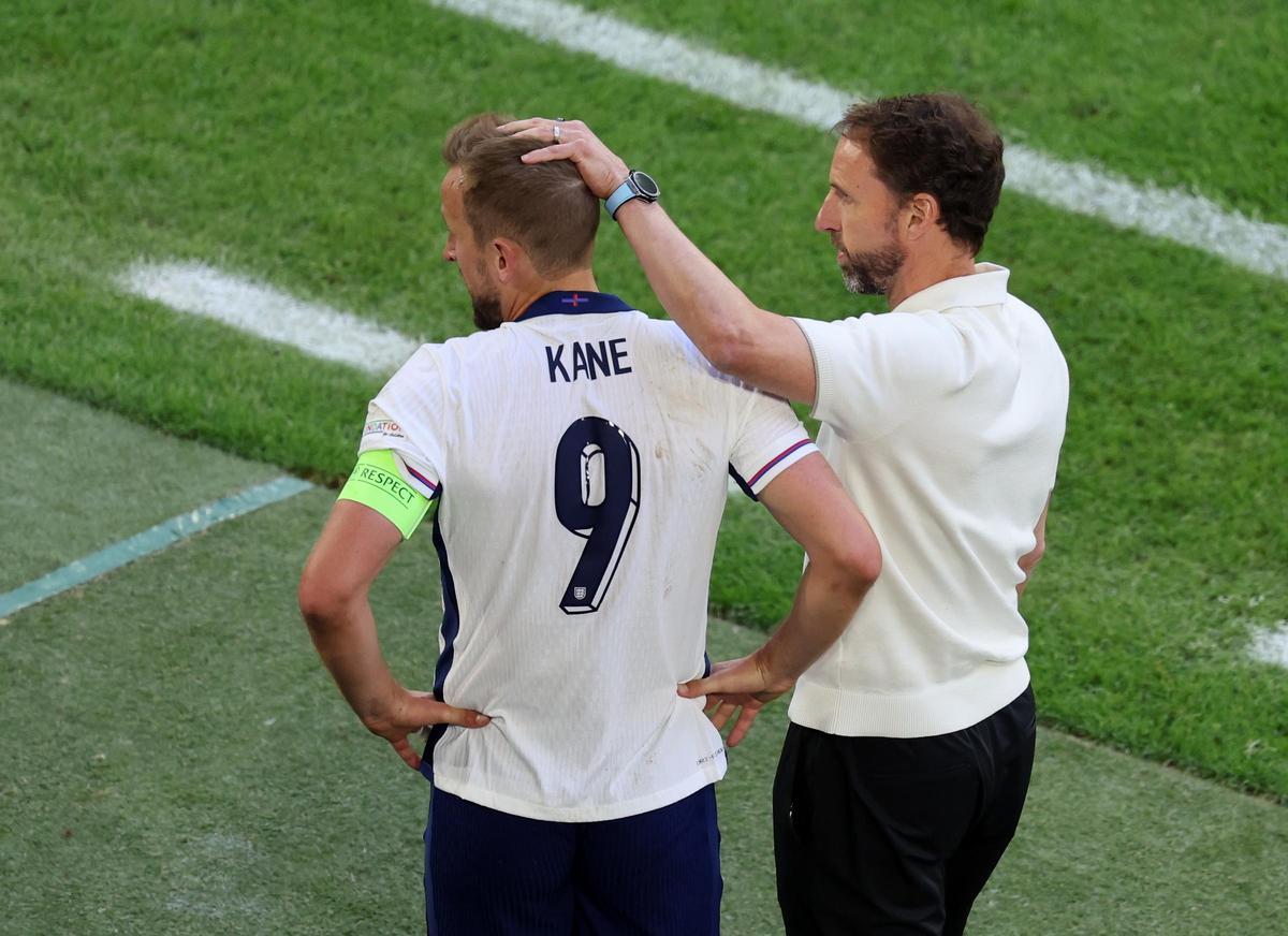 لعنة كين وتوتنهام تنتهي.. فمن رفع الكأس أولاً؟ 2 Dusseldorf (Germany), 06/07/2024.- Head coach Gareth Southgate (R) of England comforts his player Harry Kane during extra time of the UEFA EURO 2024 quarter-finals soccer match between England and Switzerland, in Dusseldorf, Germany, 06 July 2024. (Alemania, Suiza) EFE/EPA/MOHAMED MESSARA