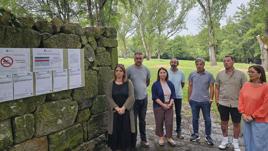 Cristina Cid y ediles del gobierno, junto a los informes. | FdV