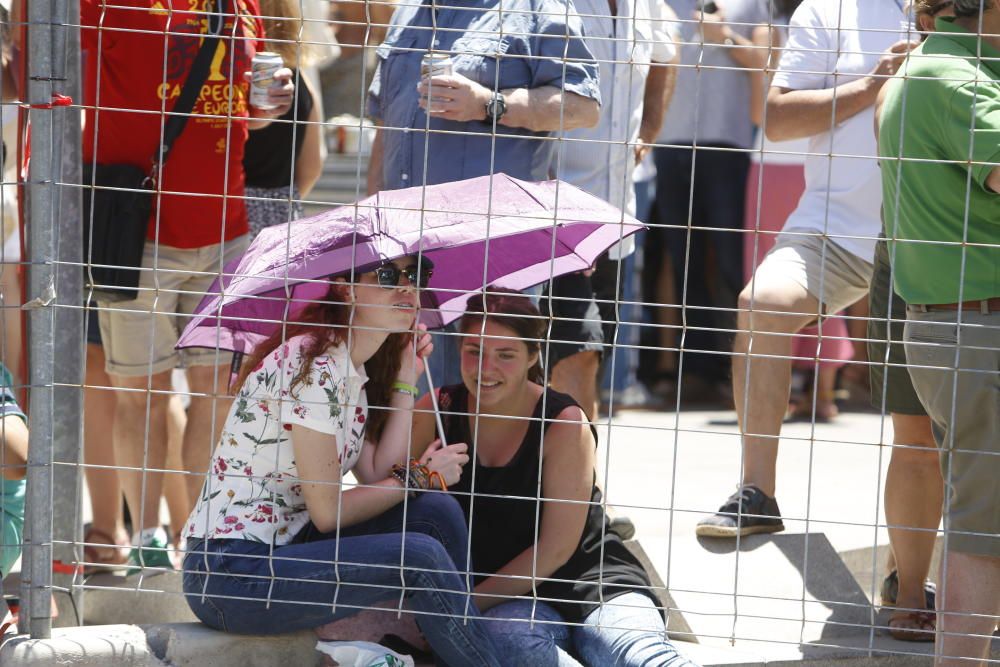 La mascletà de la pirotecnia valenciana Fuegos Artificiales del Mediterráneo hace retumbar la emblemática plaza con un disparo compacto con un potente final terrestre y aéreo