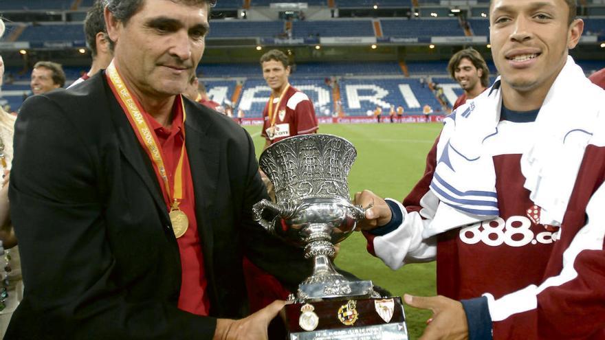 Juande Ramos posa con la Supercopa de España, uno de los títulos que ganó en el Sevilla durante los x años que estuvo en su banquillo.