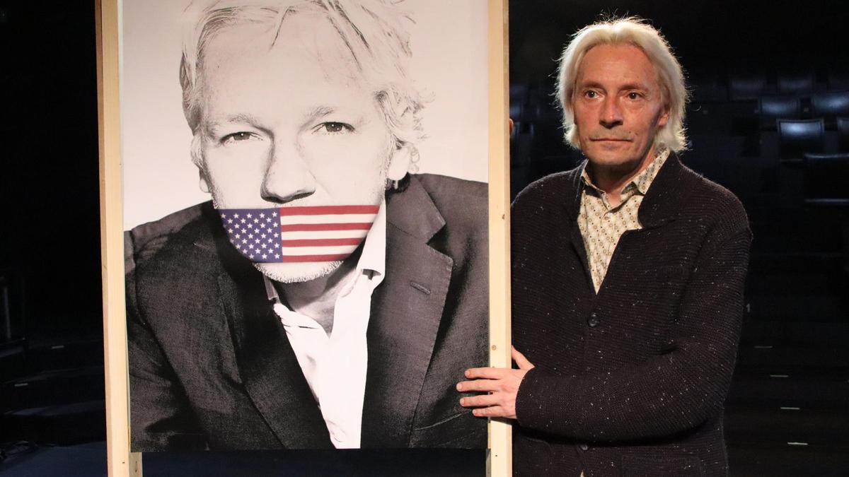 El actor Joan Frank Charansonnet transformado en Julian Assange.