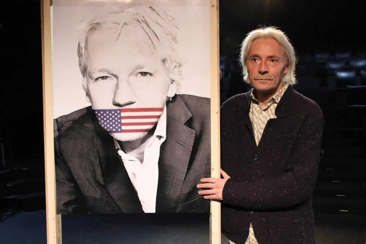 El actor Joan Frank Charansonnet transformado en Julian Assange.