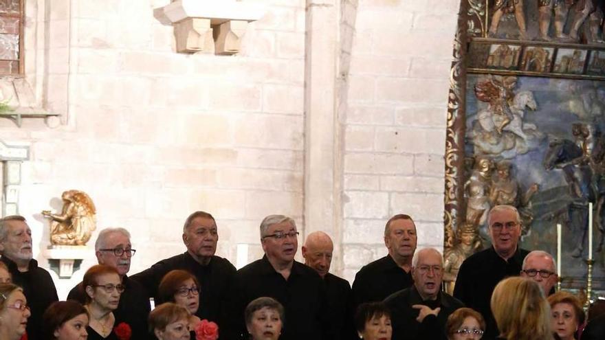 Actuación del coro &quot;Amigos de Sabugo&quot;, ayer, en San Nicolás.