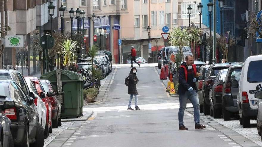 Peatones con mascarillas, ayer por la mañana, en el centro de Vigo. // R. Grobas