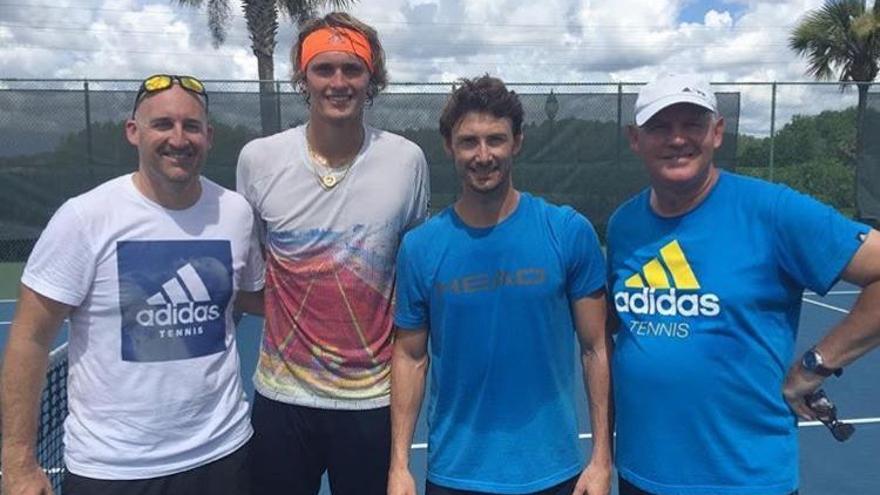 Zverev y Ferrero, en el centro, a mediados de 2017 cuando empezaron a trabajar juntos