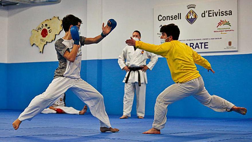 Dos alumnos simulan un combate sin llegar al contacto. | T.E.