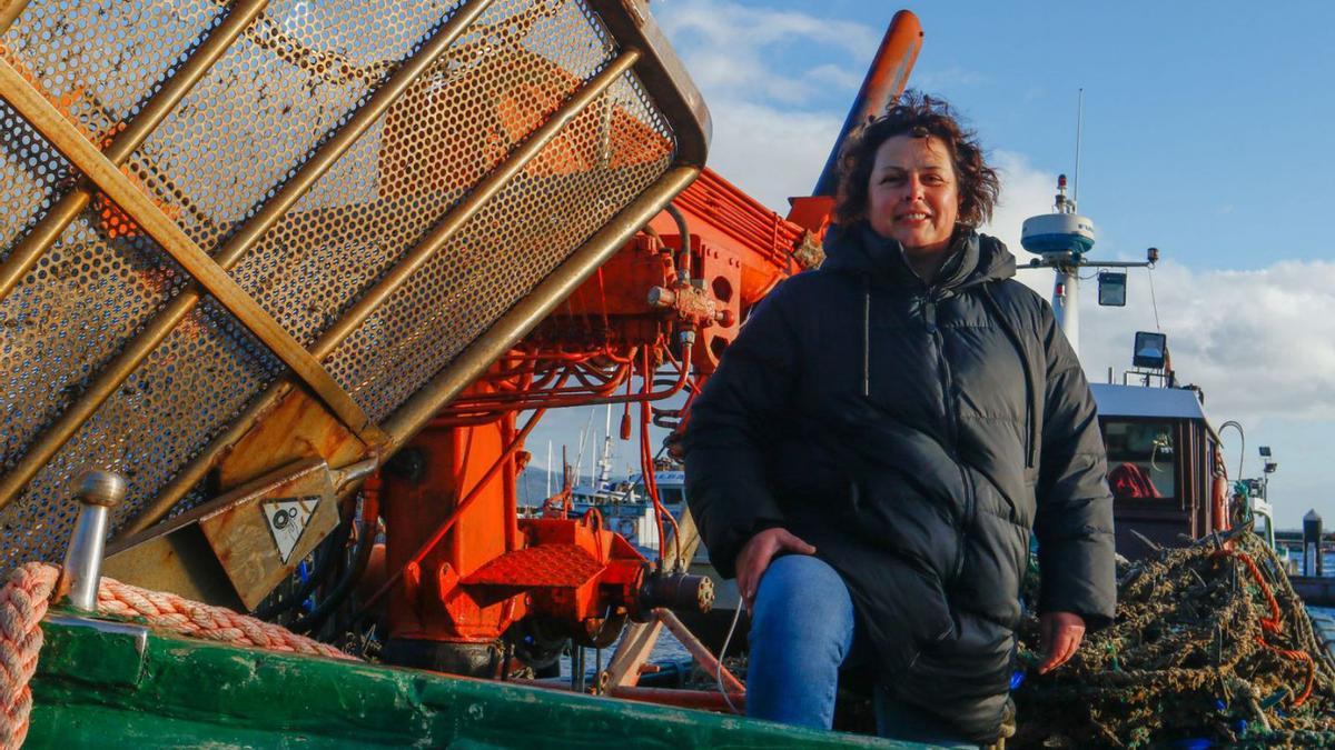 Dolores Gómez, en su barco bateeiro en Rianxo 