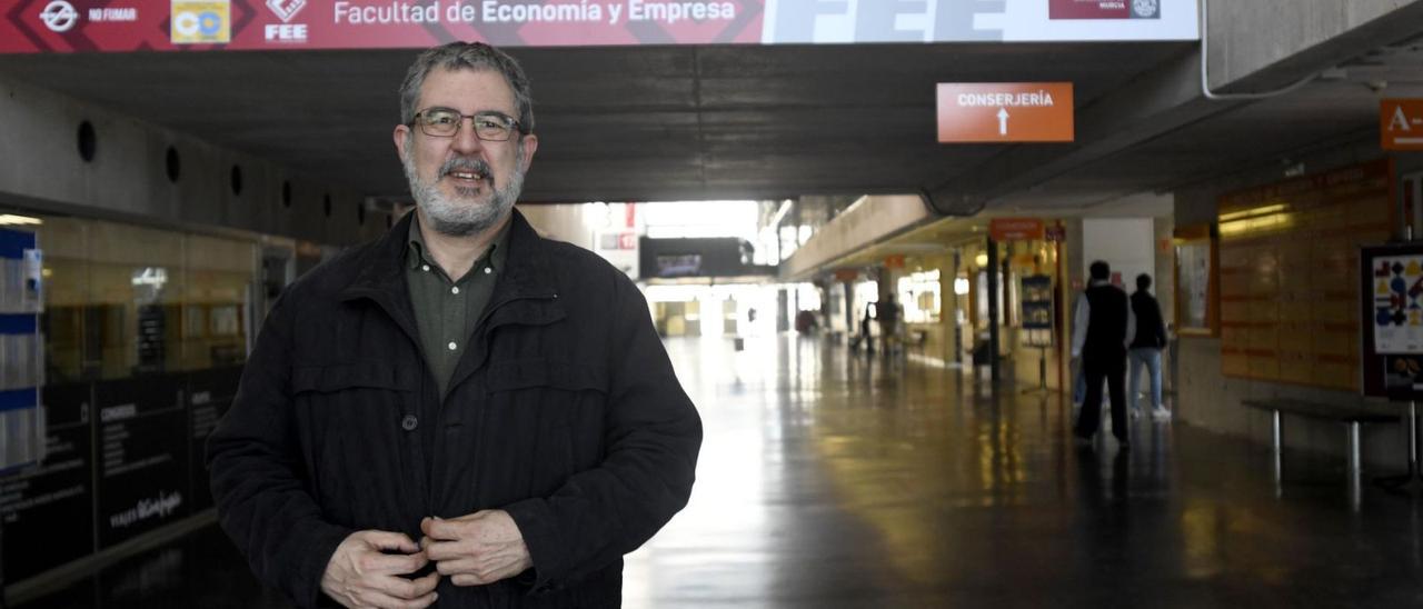 Francisco Maeso posa en 
el interior de la 
Facultad de Economía.  Israel Sánchez