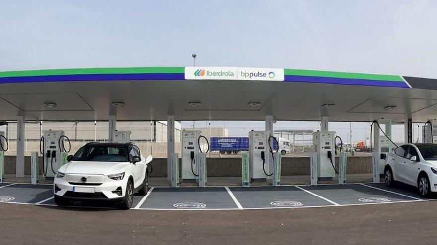 El ‘hub’ de recàrrega ultraràpida a les Alqueries, d’Iberdrola i bp, té capacitat per a la càrrega simultània de fins a huit automòbils. | MEDITERRÁNEO