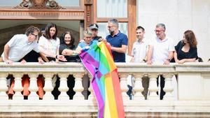 La Policía impide colgar la bandera LGTBI en el Ayuntamiento de Valencia