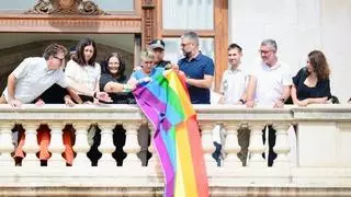 La Policía impide colgar la bandera LGTBI en el Ayuntamiento de Valencia