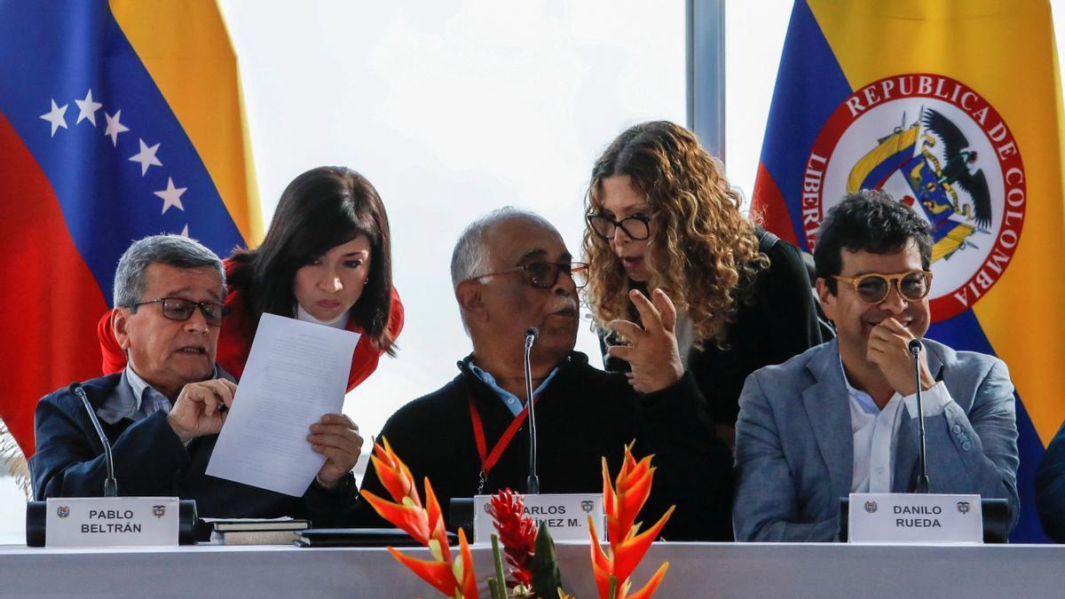 El miembro de la delegación del Ejército de Liberación Nacional (ELN) de Colombia Pablo Beltrán, el funcionario venezolano Carlos Martínez Mendoza y el Alto Comisionado para la Paz de Colombia, Iván Danilo Rueda, asisten a una conferencia de prensa l inicio de las conversaciones de paz renovadas con los rebeldes del Ejército de Liberación Nacional (ELN), en Caracas, Venezuela. /