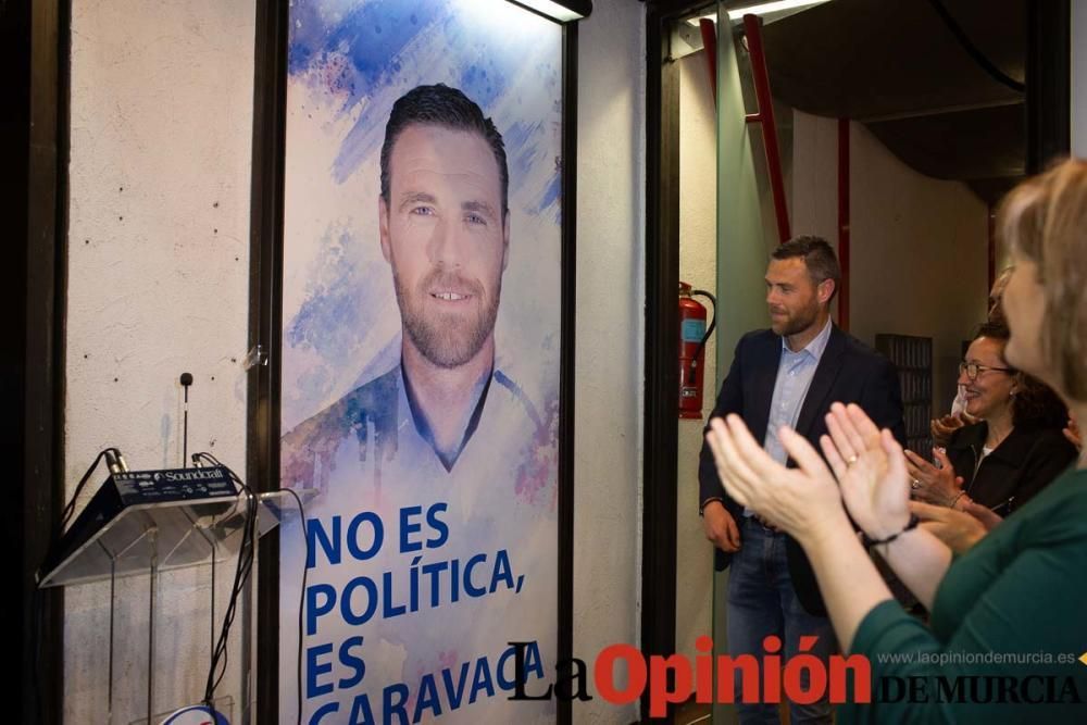 Pegada de carteles en Caravaca